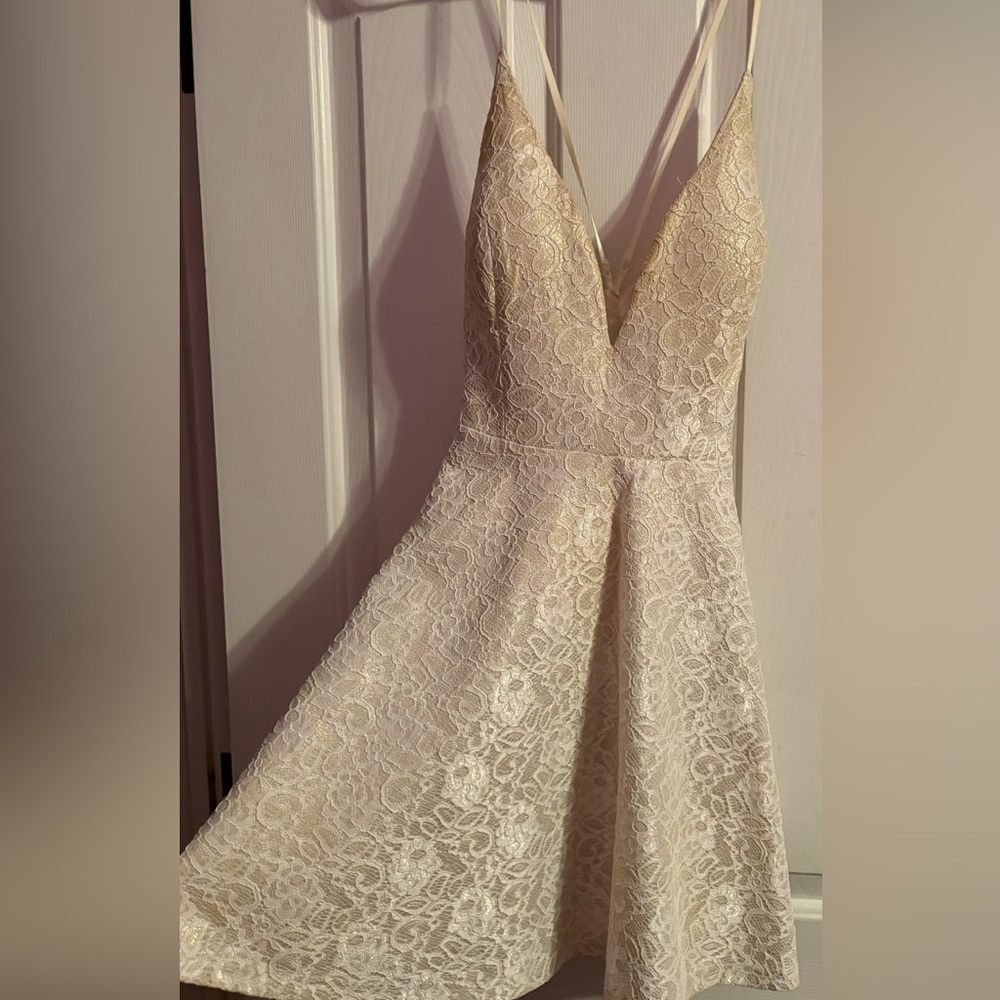 XL Windsor Short Shimmery White Gold Backless Flowy Homecoming Dress *STAINED*